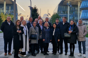 哈萨克斯坦的里德国的机器制造者和冶金工程师找新机会