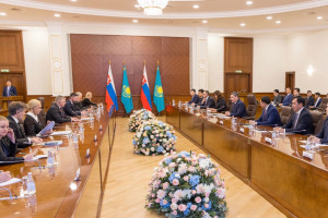 哈萨克斯坦与斯洛伐克总理讨论贸易与经济合作并参加联合商务论坛