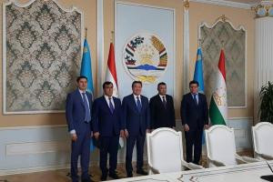 Казахстан отправит на экспорт в Таджикистан сельхозтехнику, локомотивы и арматуру